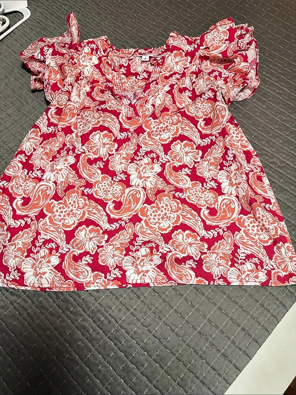 Crown & Ivy Floral Ruffle Sleeve Blouse in Red & White Size Small